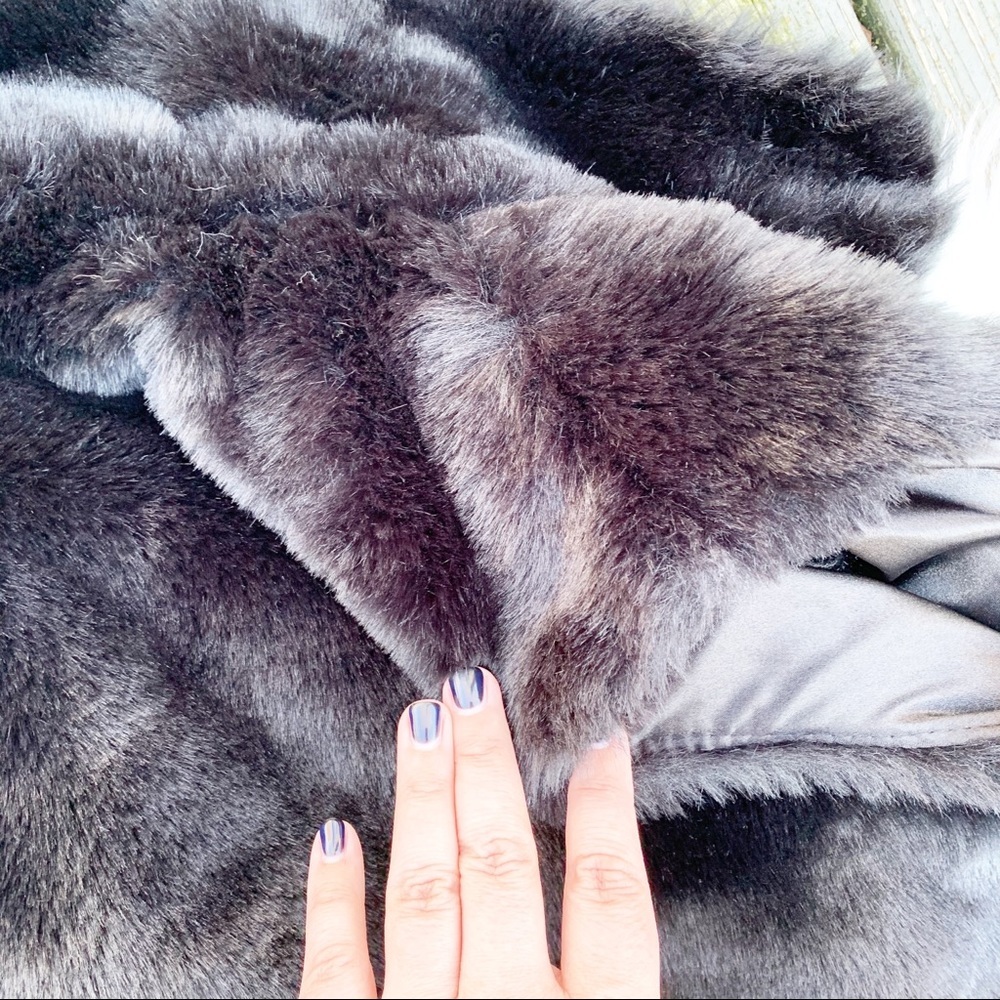 Forever 21 Black Faux Fur Collared Sleeveless Vest Outerwear Classic Mob Wife M - Picture 11 of 12